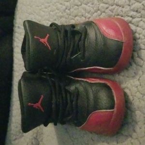 Jordans(black and red) Size:10c